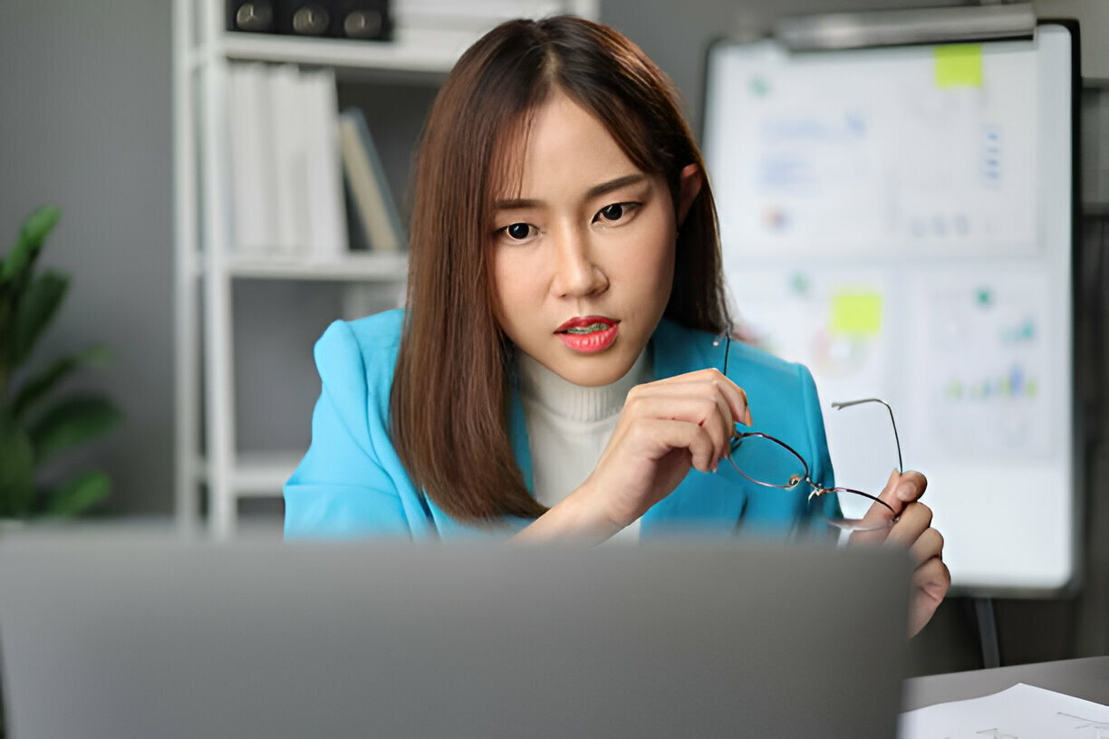 Mắt mỏi, khô mắt khi phải ngồi làm việc lâu trước máy tính và điện thoại