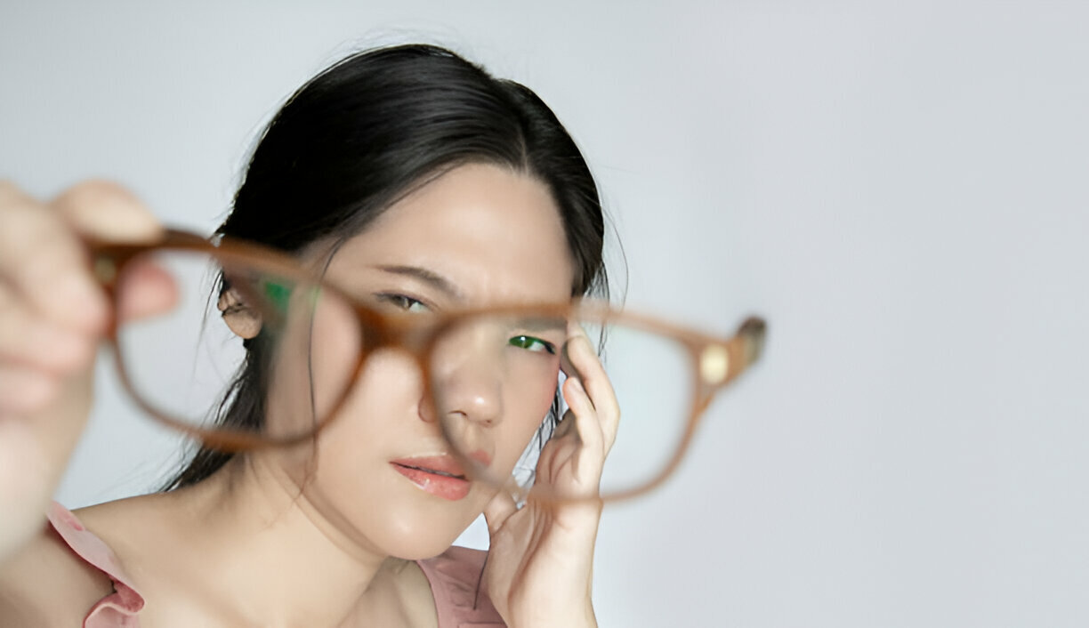 Khó khăn khi tham gia các hoạt động thể thao hoặc giải trí vì phụ thuộc vào kính